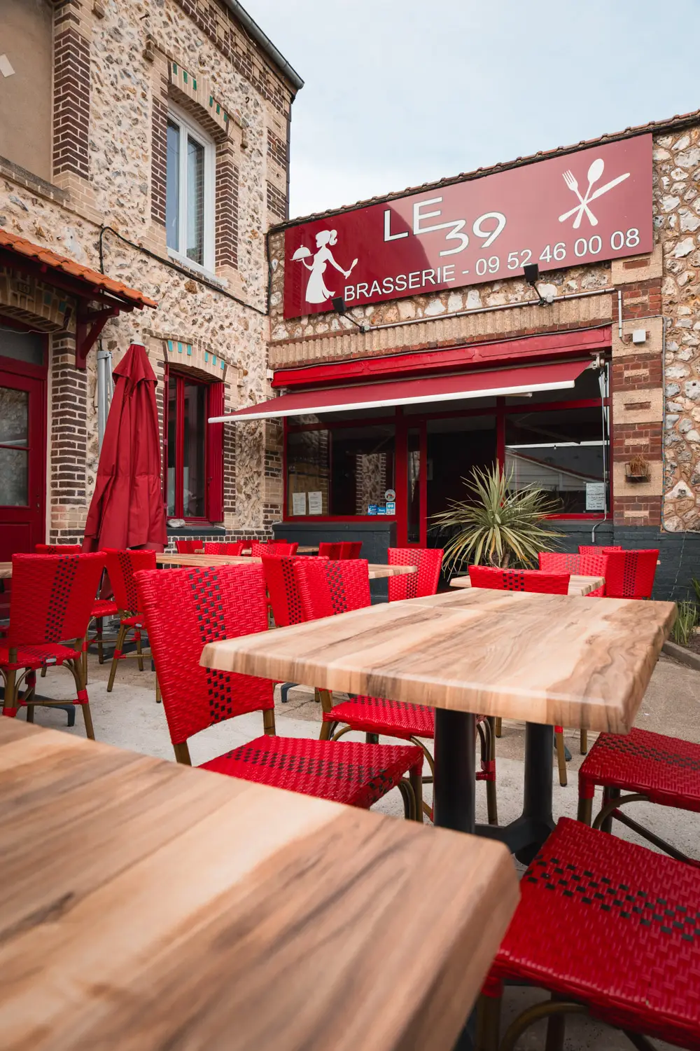 Enseigne et vue extérieure du Le 39 à Oissel